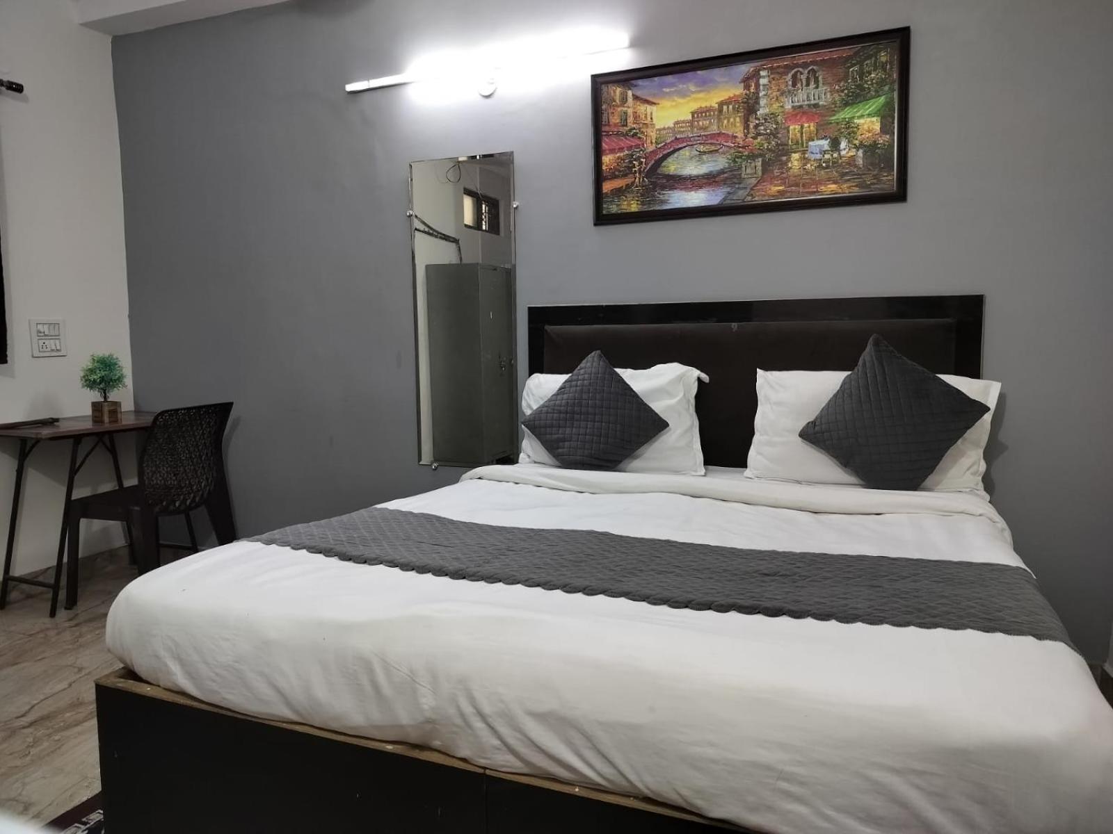 Hotel Cr Residency - Near Us Embassy Chanakyapuri New Delhi